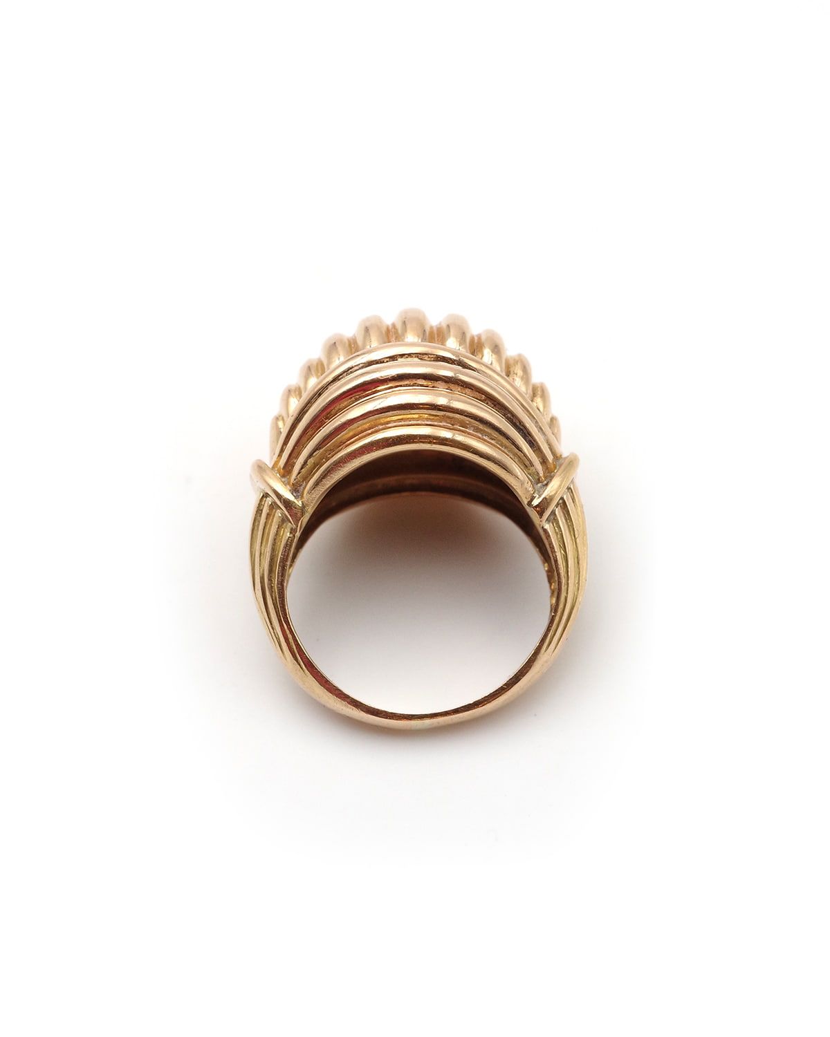 Bague dôme godrons en or