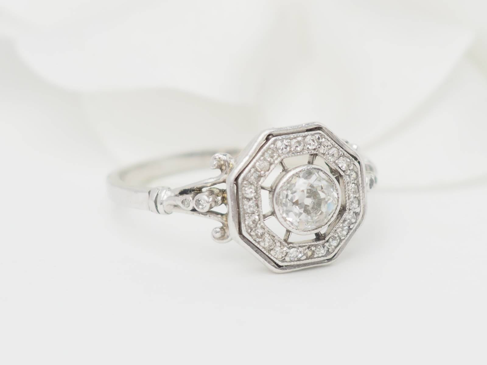 Bague hexagonale en or blanc et diamants