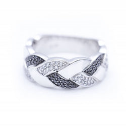 Bague tressée en or blanc avec diamants blancs et noirs.