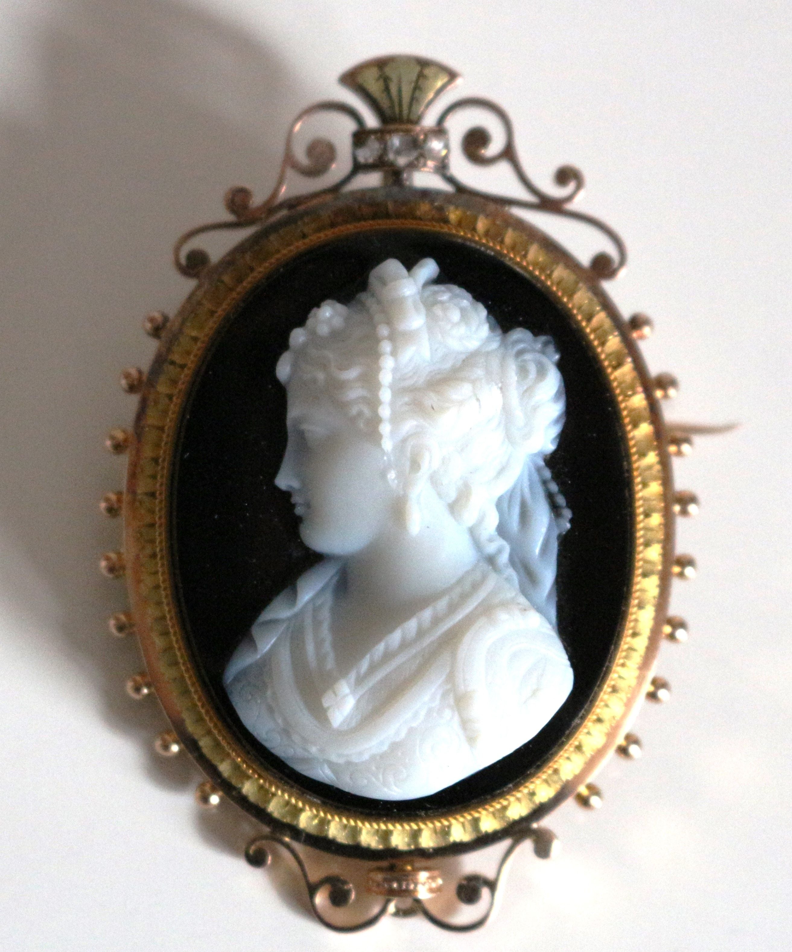Broche Camée Portrait En Ivoire Signée A. V. Dongen En Or Vers 1900 Broche Camée Portrait En Ivoire Signée A. V. Dongen En Or Vers 1900