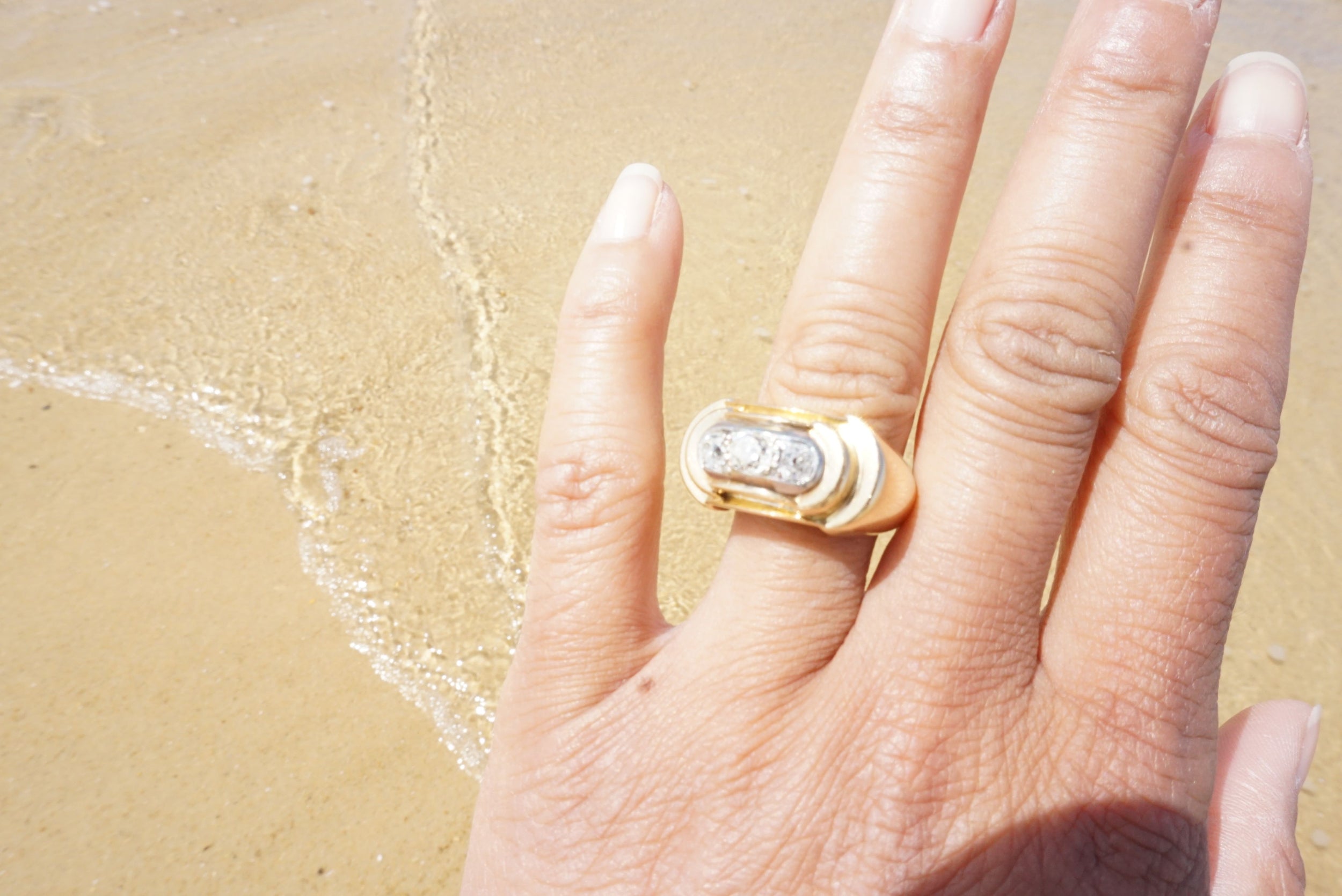Tank ring in yellow gold and diamonds