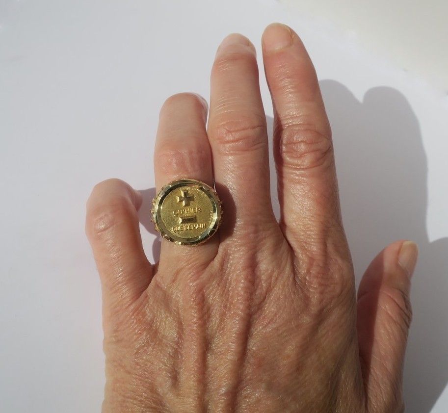Bague A. AUGIS chevalière médaille d'amour en or jaune