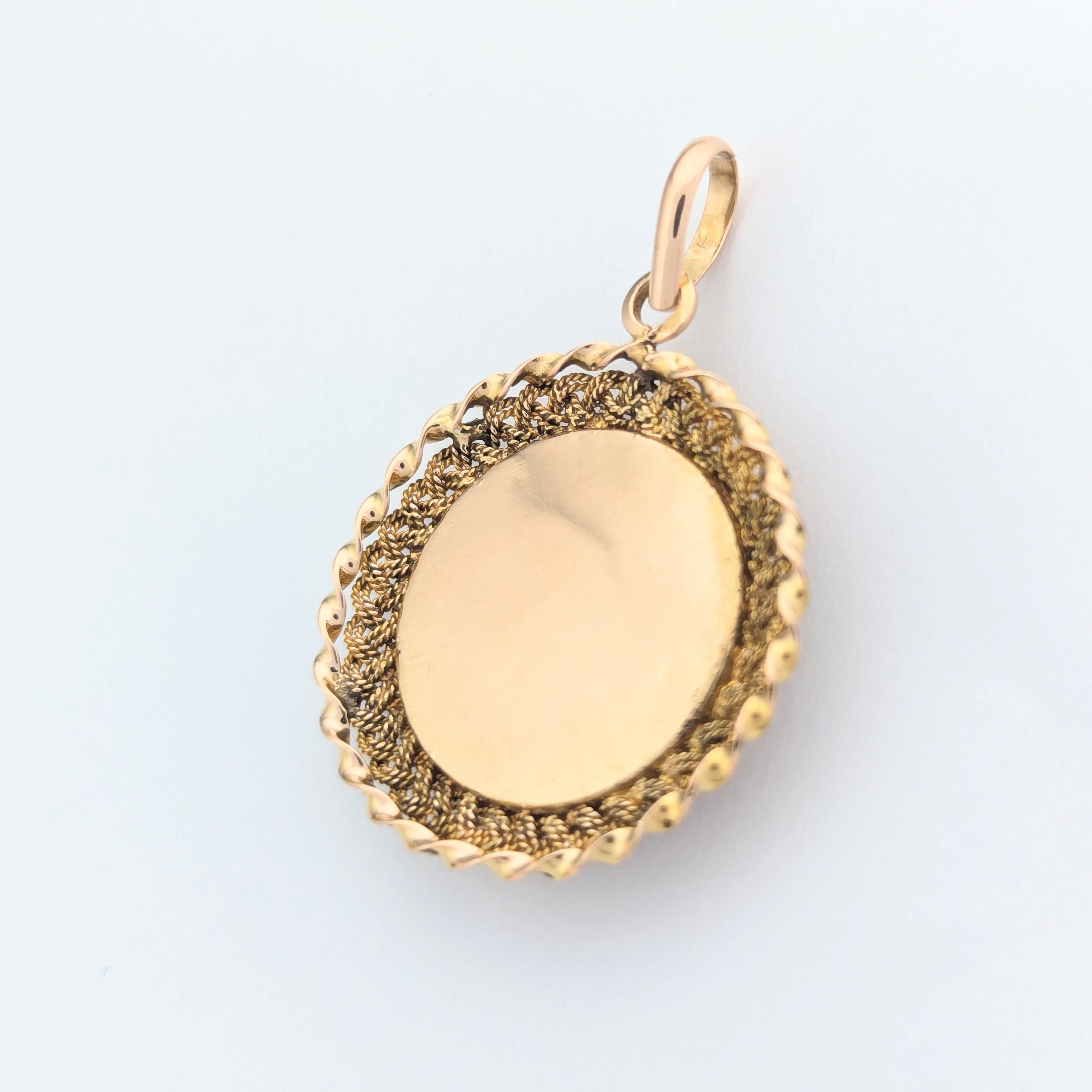 Pendentif en or jaune et émail