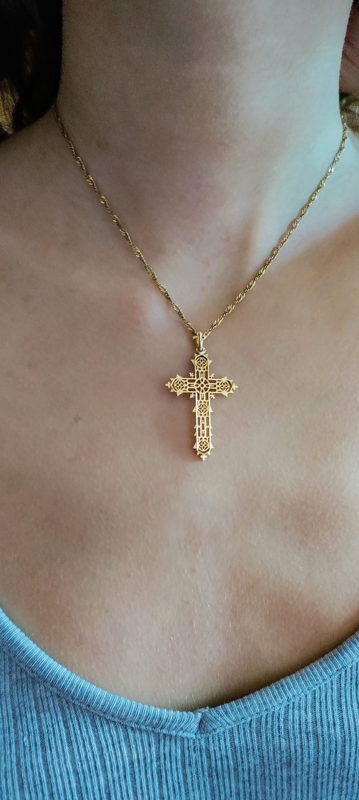 Openwork cross pendant in yellow gold
