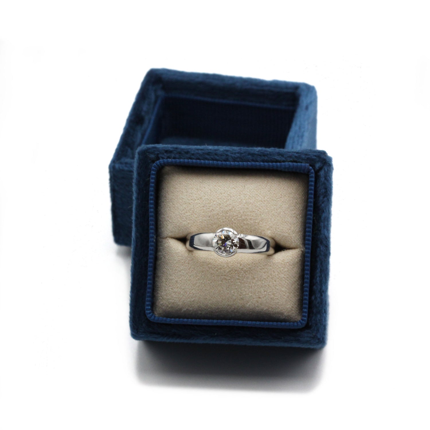 Ring Solitaire in white gold and diamond