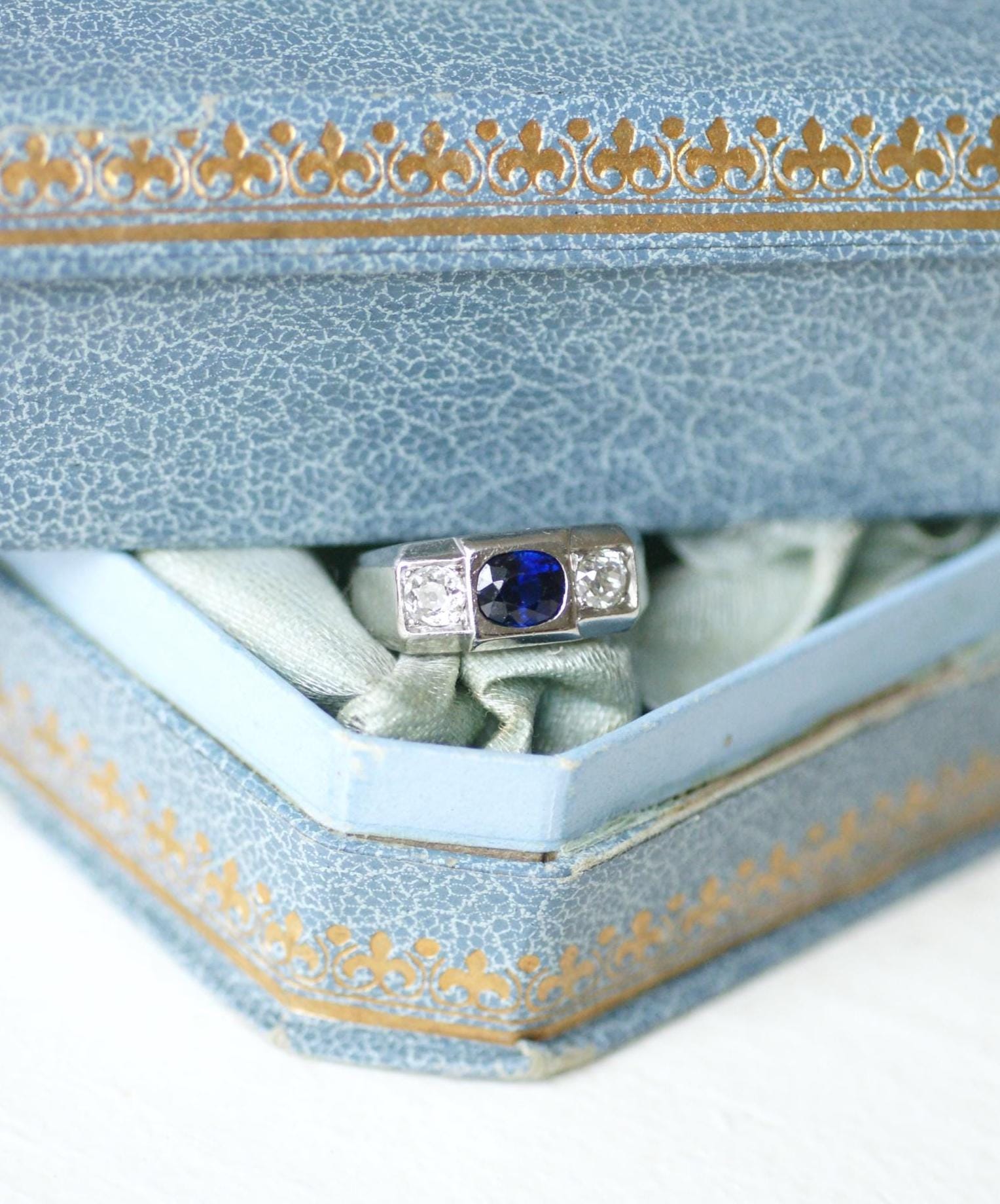 Bague LOUIS HEISSLER chevalière art deco en platine et saphir non chauffé