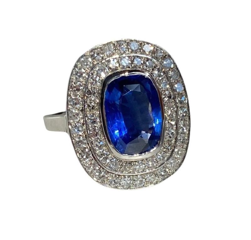 Pompadour ring in white gold, sapphire and diamonds