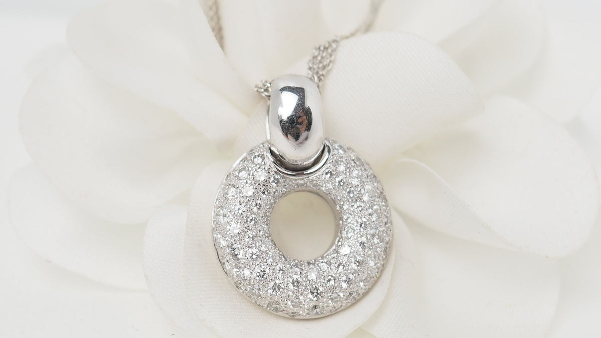 White gold and diamond necklace 