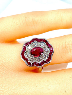 Bague marguerite en or blanc en rubis et diamants