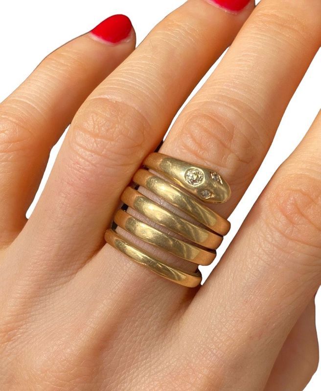 Bague composée d'un corps de serpent enroulé, en or jaune 18k
