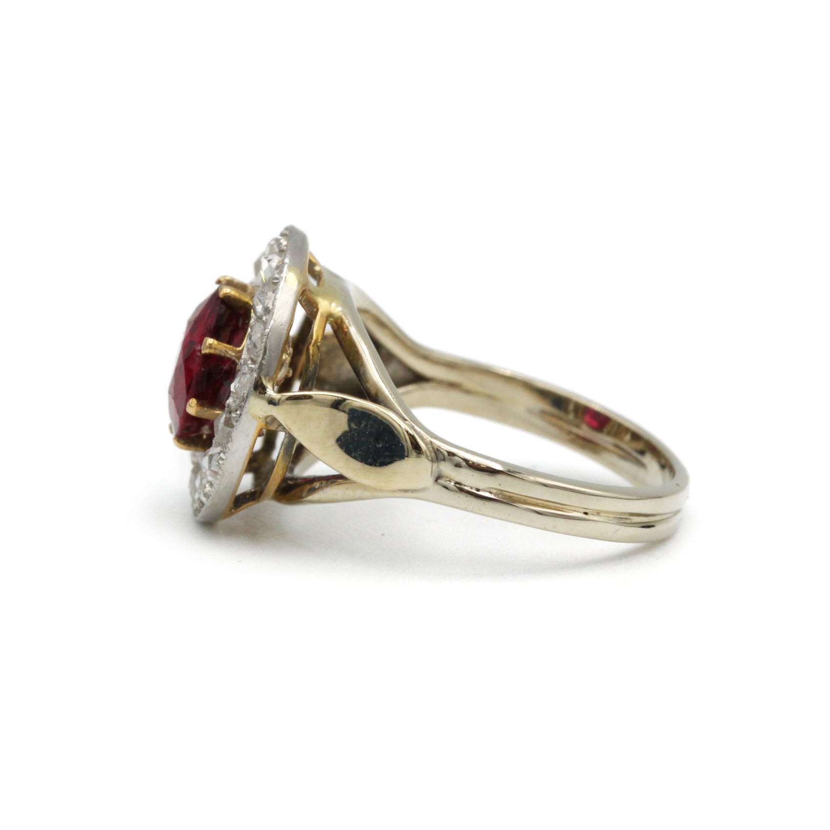 Ring - Yellow gold, garnet and diamonds