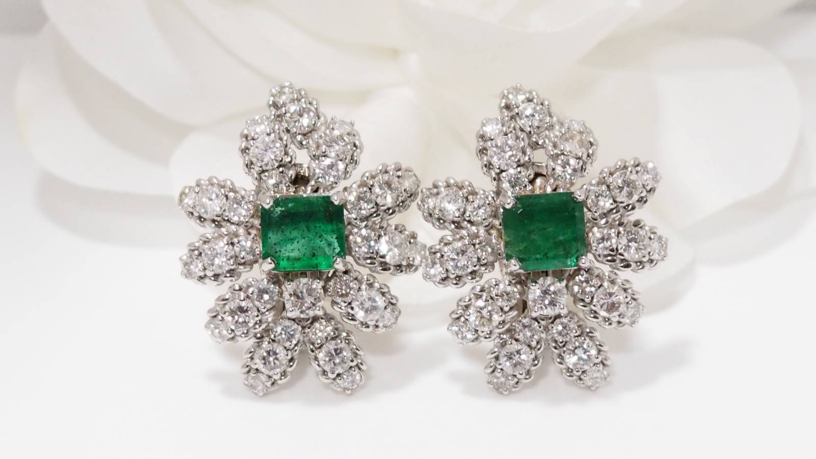 Significant earrings in white gold with emeralds and diamonds 