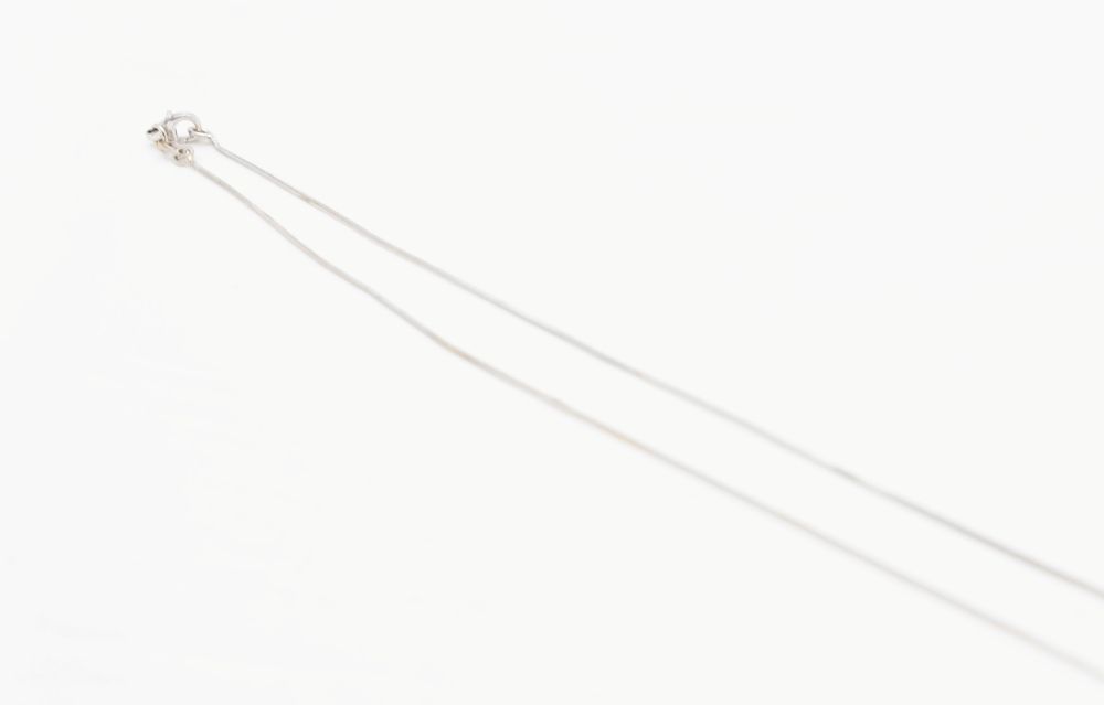 Collier maille cobra en or blanc et saphir