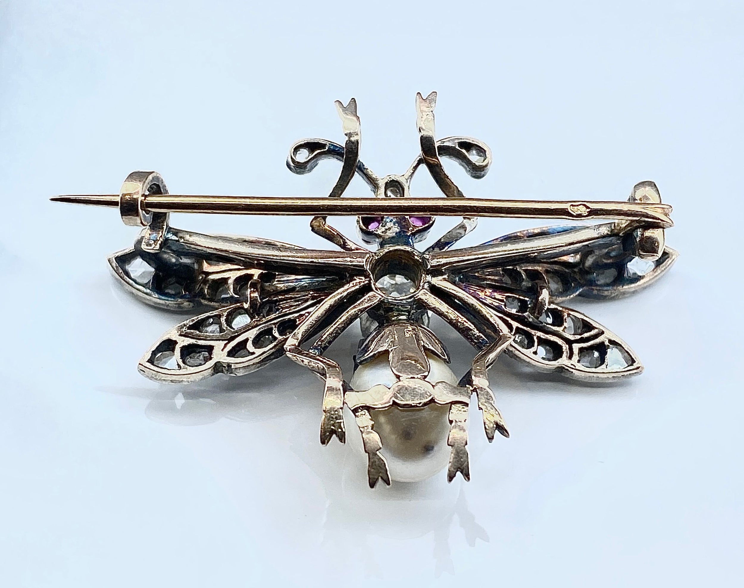 Broche mouche en or 18 carats et argent en diamants et perles fines vers 1850