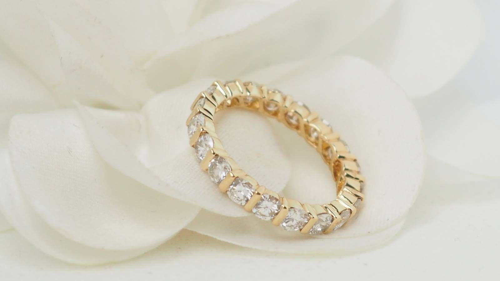 American wedding ring in yellow gold and diamonds