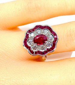 Bague marguerite en or blanc en rubis et diamants