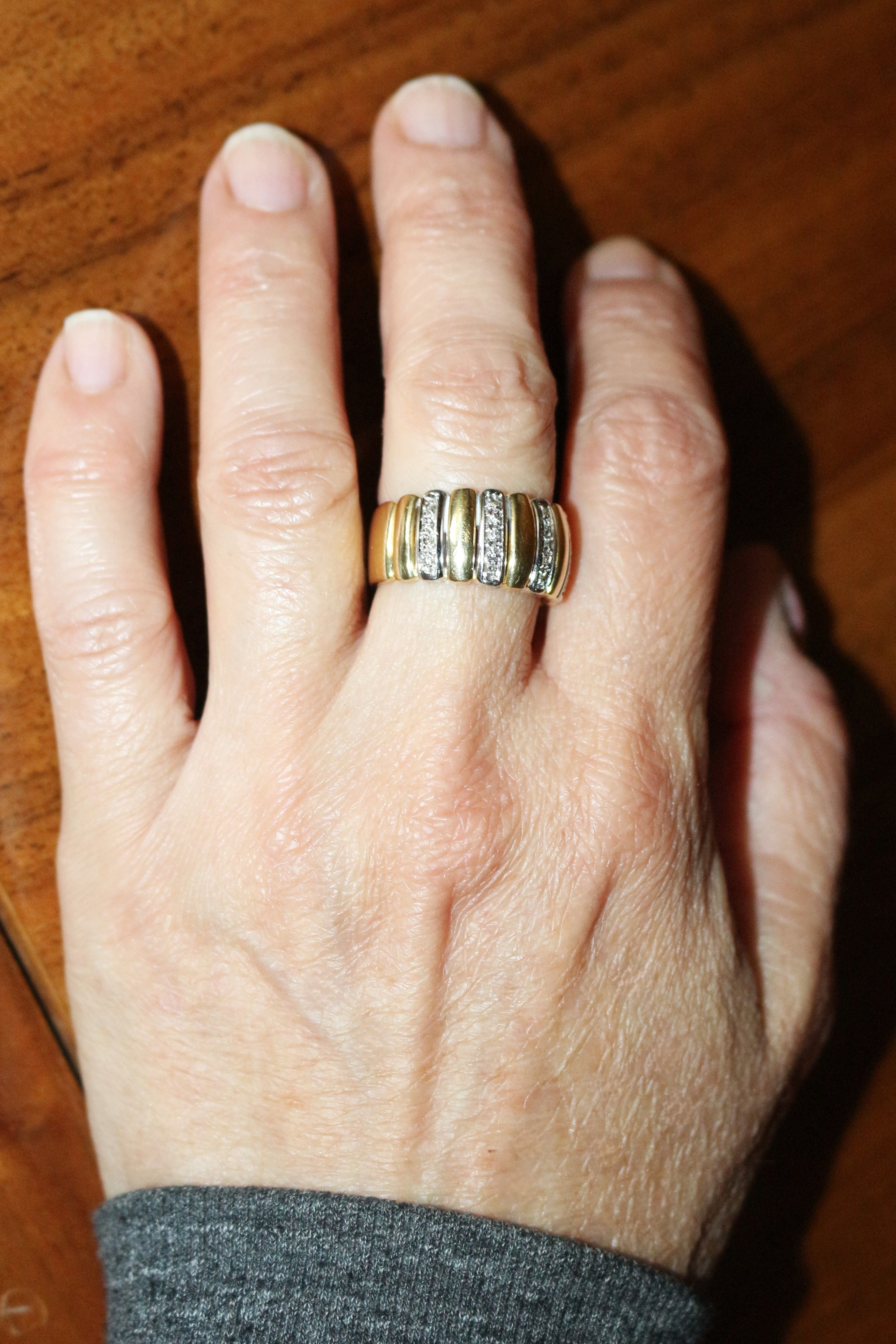 Bague bandeau godronnée deux ors et diamants