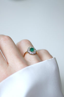 Bague marguerite ancienne en or jaune et argent avec émeraude et diamants