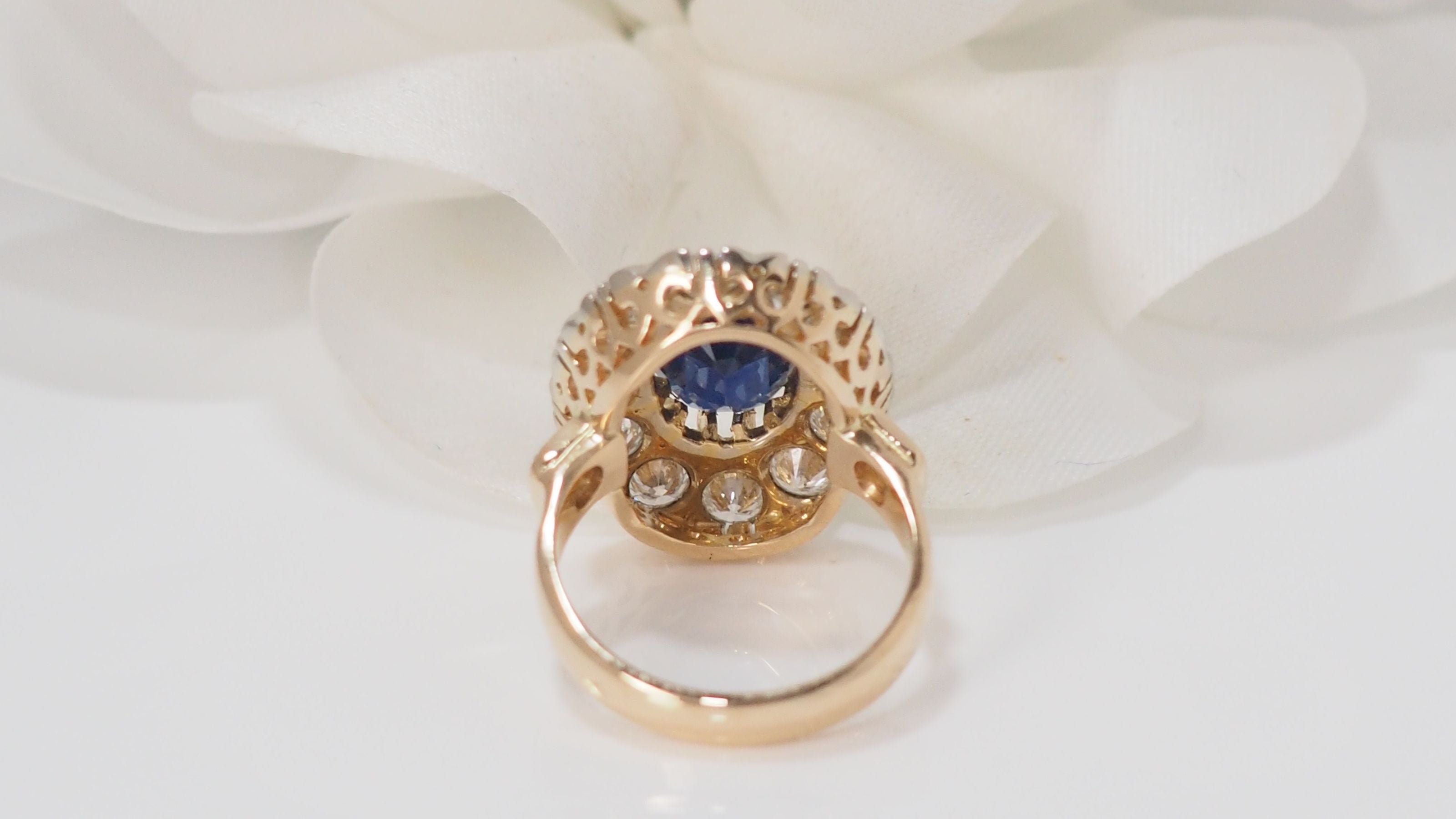 Pompadour ring in yellow gold sapphire and diamonds 