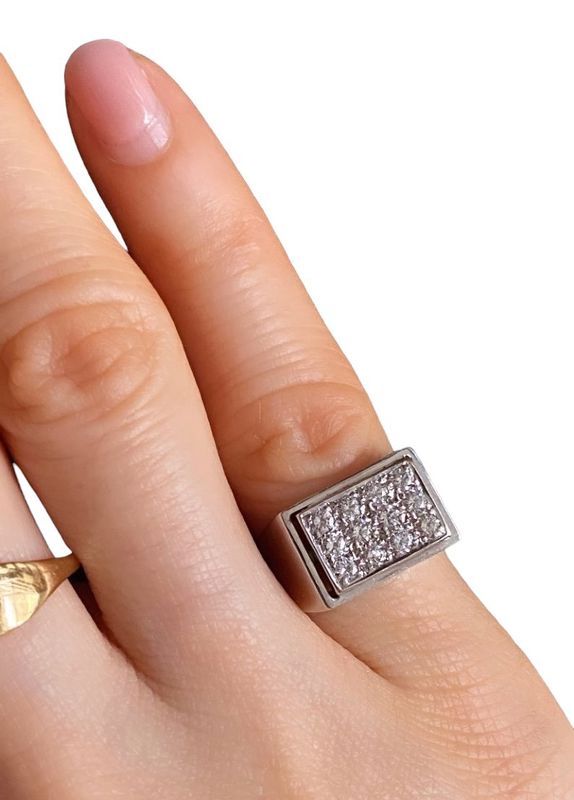 Signet ring in 18k white gold and diamonds