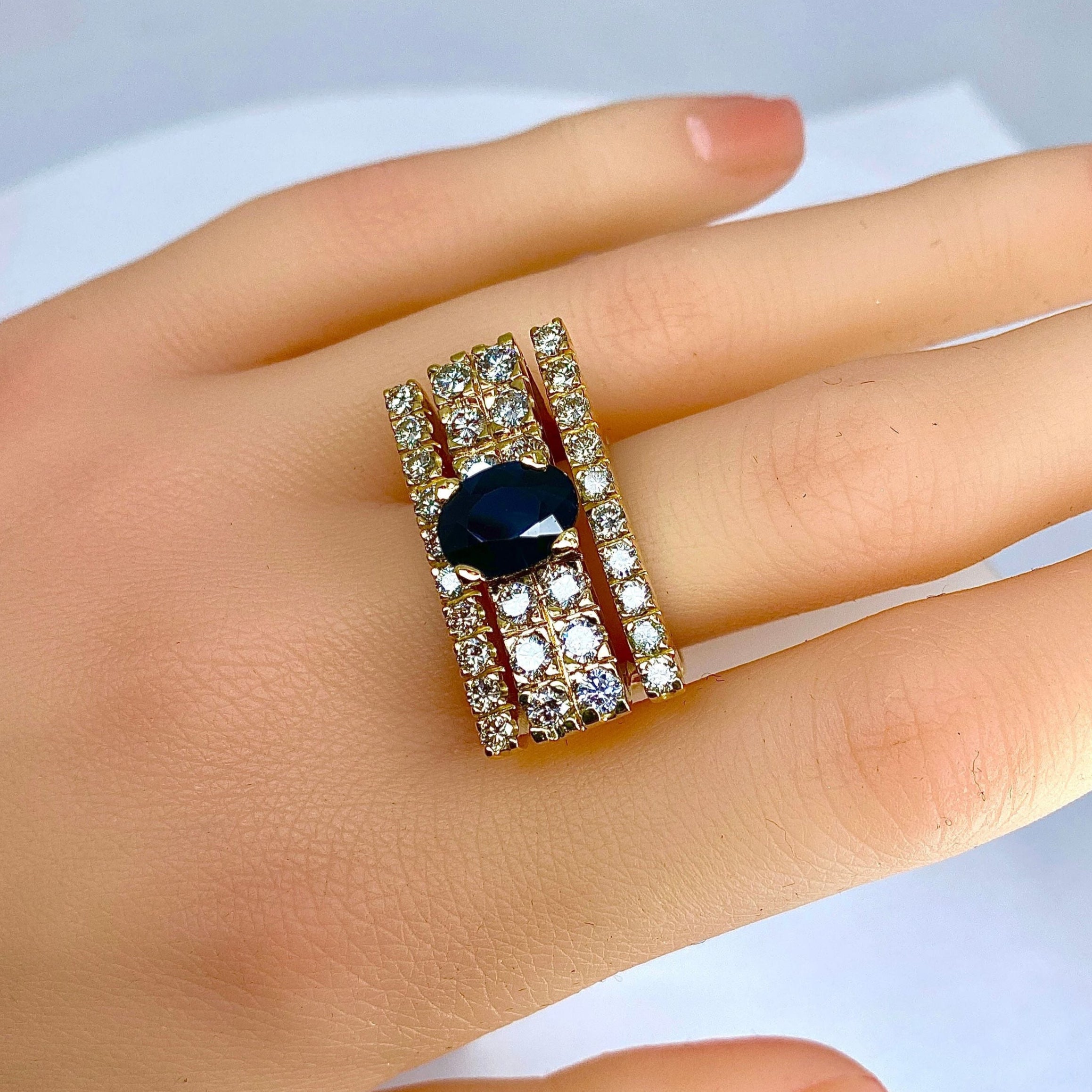 Importante bague en or jaune 18 carats en diamants et saphir