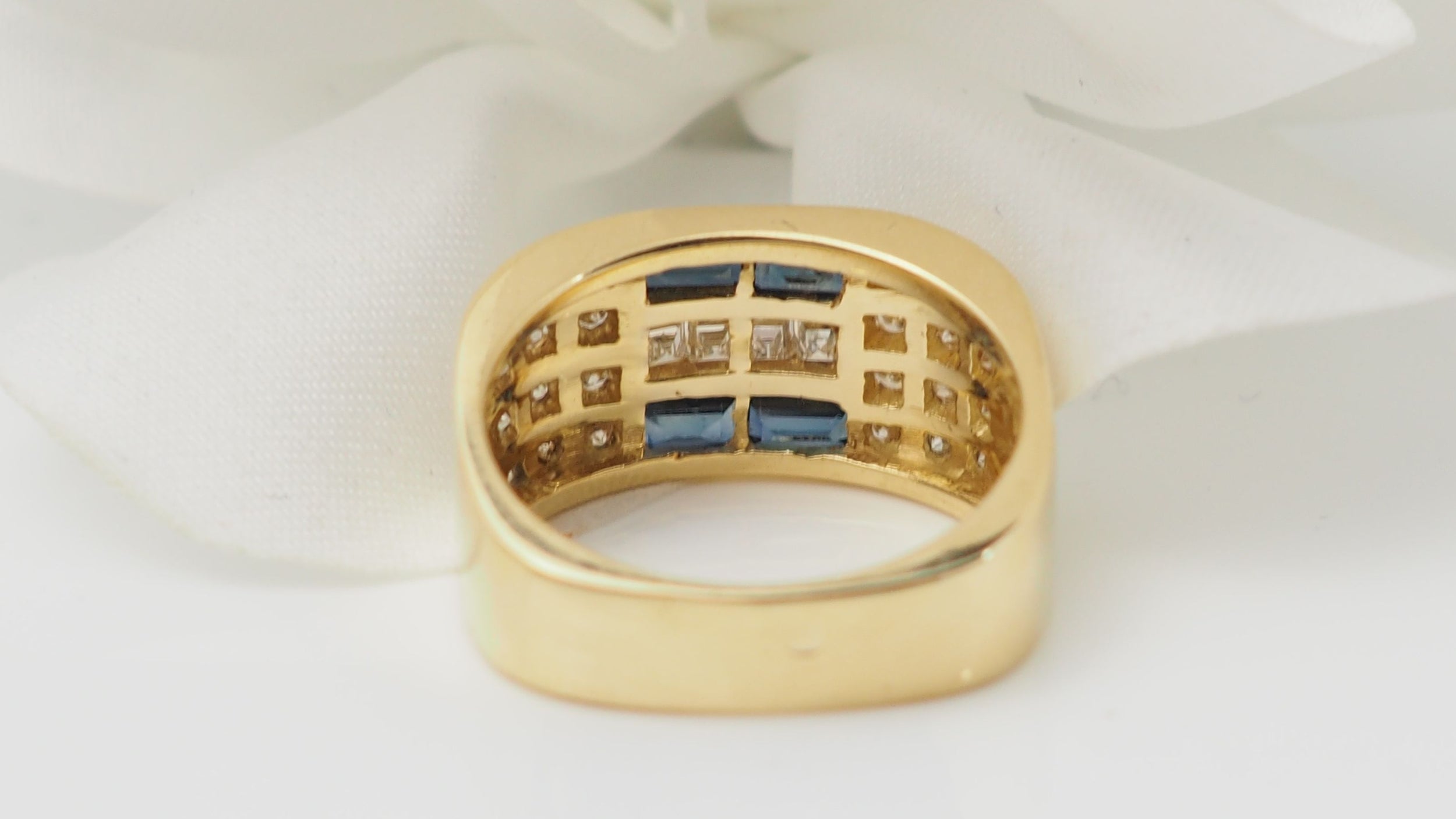 Ring in yellow gold, diamonds and sapphires