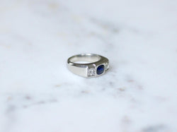 Louis Heissler Ring Chevalière Art Deco Saphir Non Chauffé and diamonds on Platinum