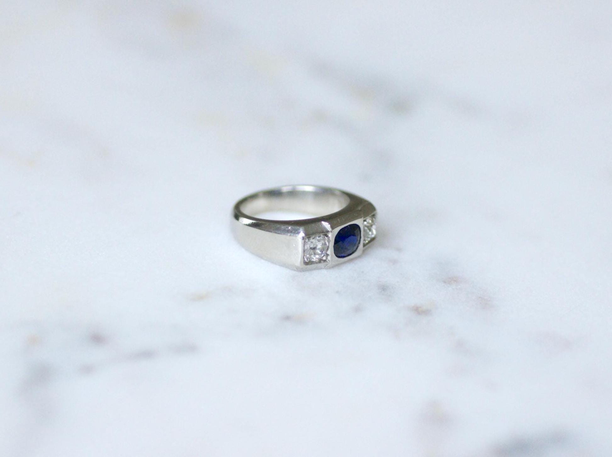 Louis Heissler Ring Chevalière Art Deco Saphir Non Chauffé and diamonds on Platinum