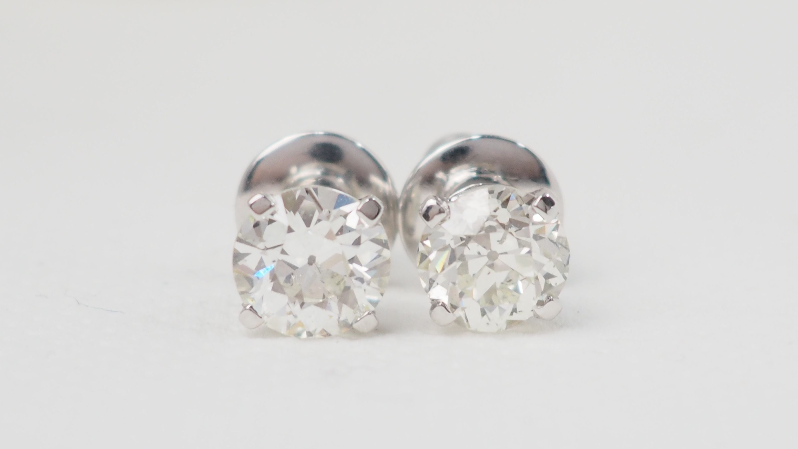 Puces d'oreilles en or blanc et diamants