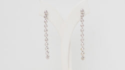 Boucles d'oreilles pendantes en or blanc et diamants