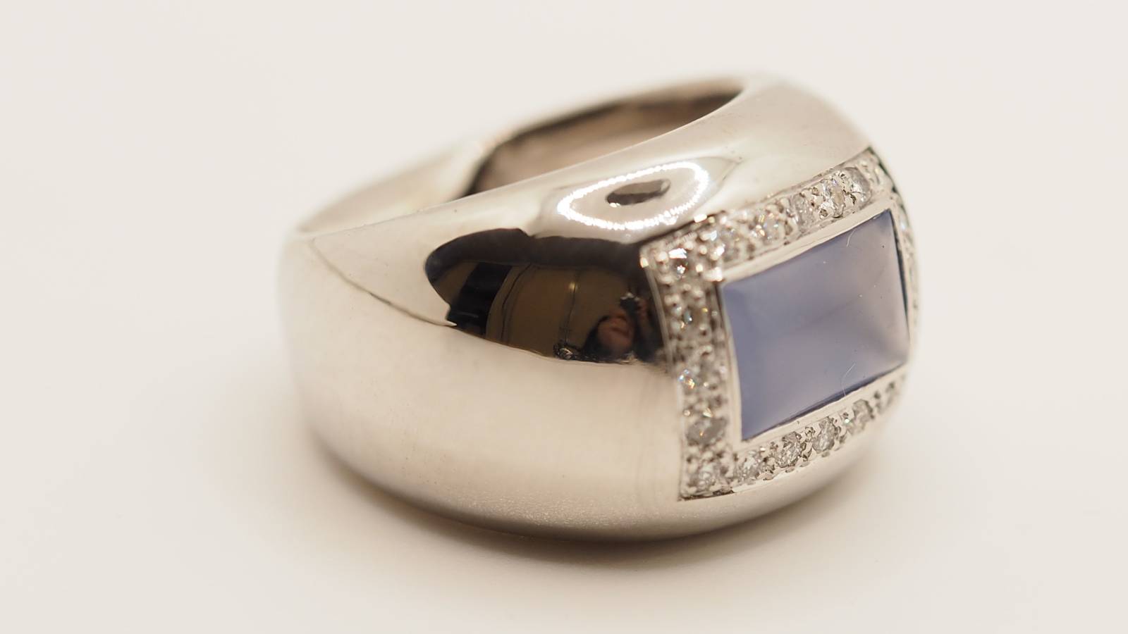 Bague Poiray en or blanc, calcédoine bleue et diamants