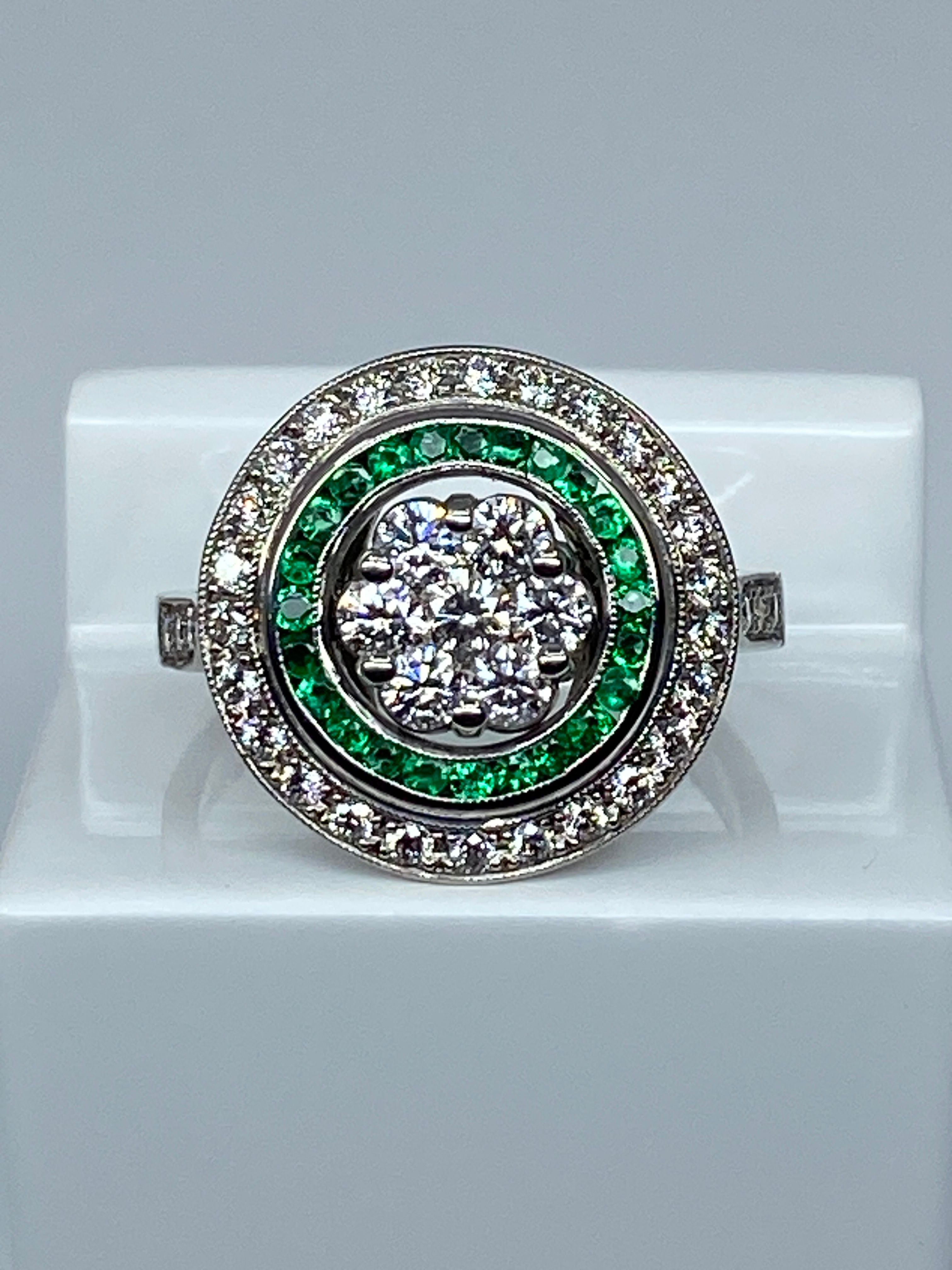 Bague ronde en or 18 carats en émeraudes et diamants de style ART DECO