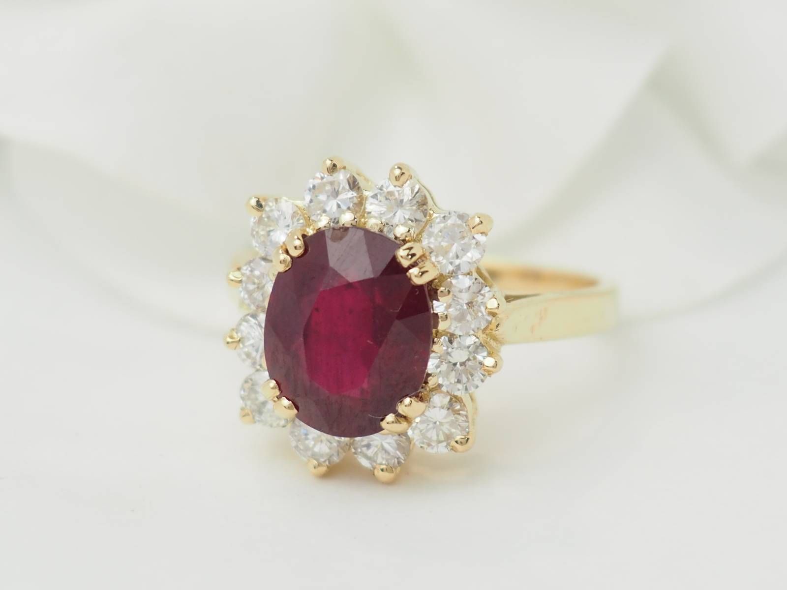 Bague entourage en or jaune rubis et diamants