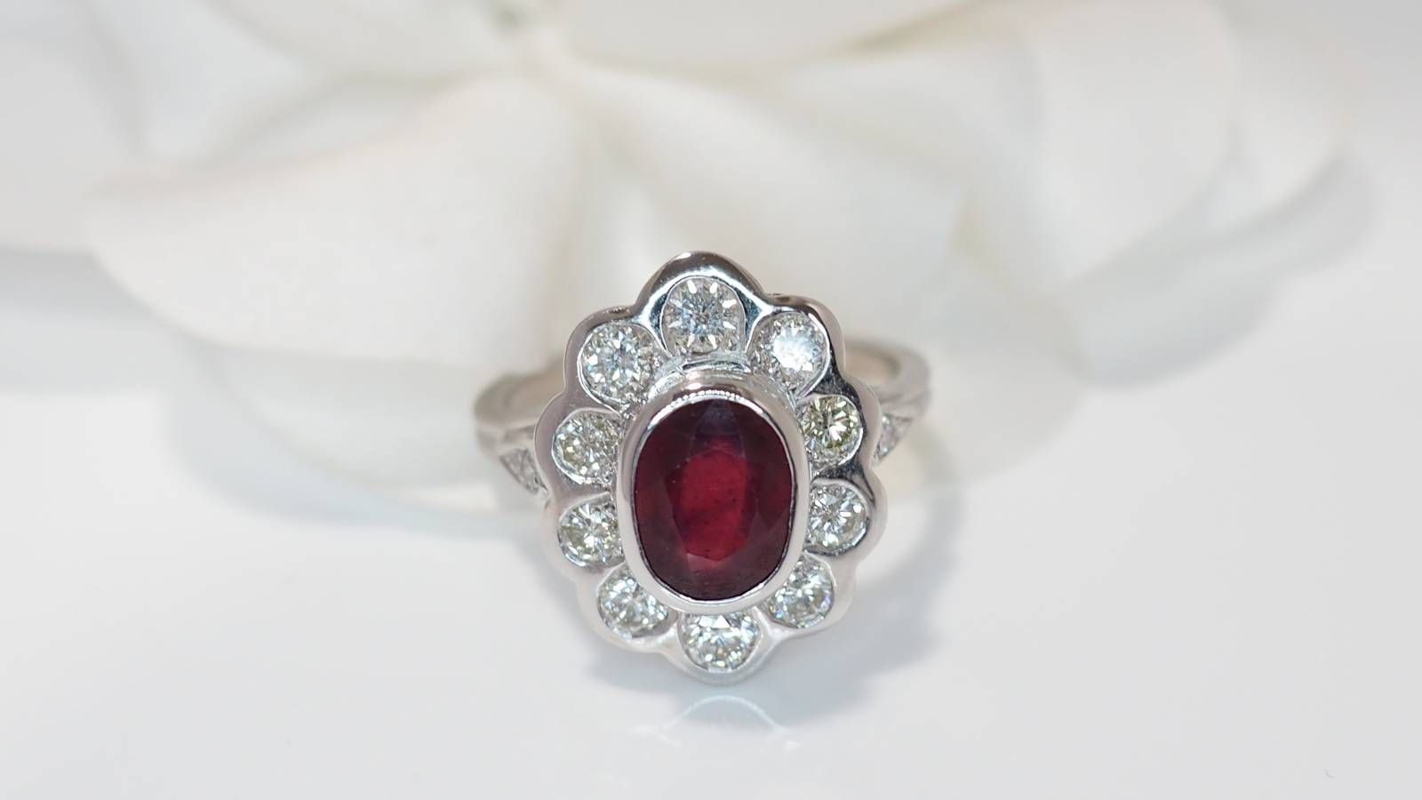 Entourage ring in white gold, rubies and diamonds 