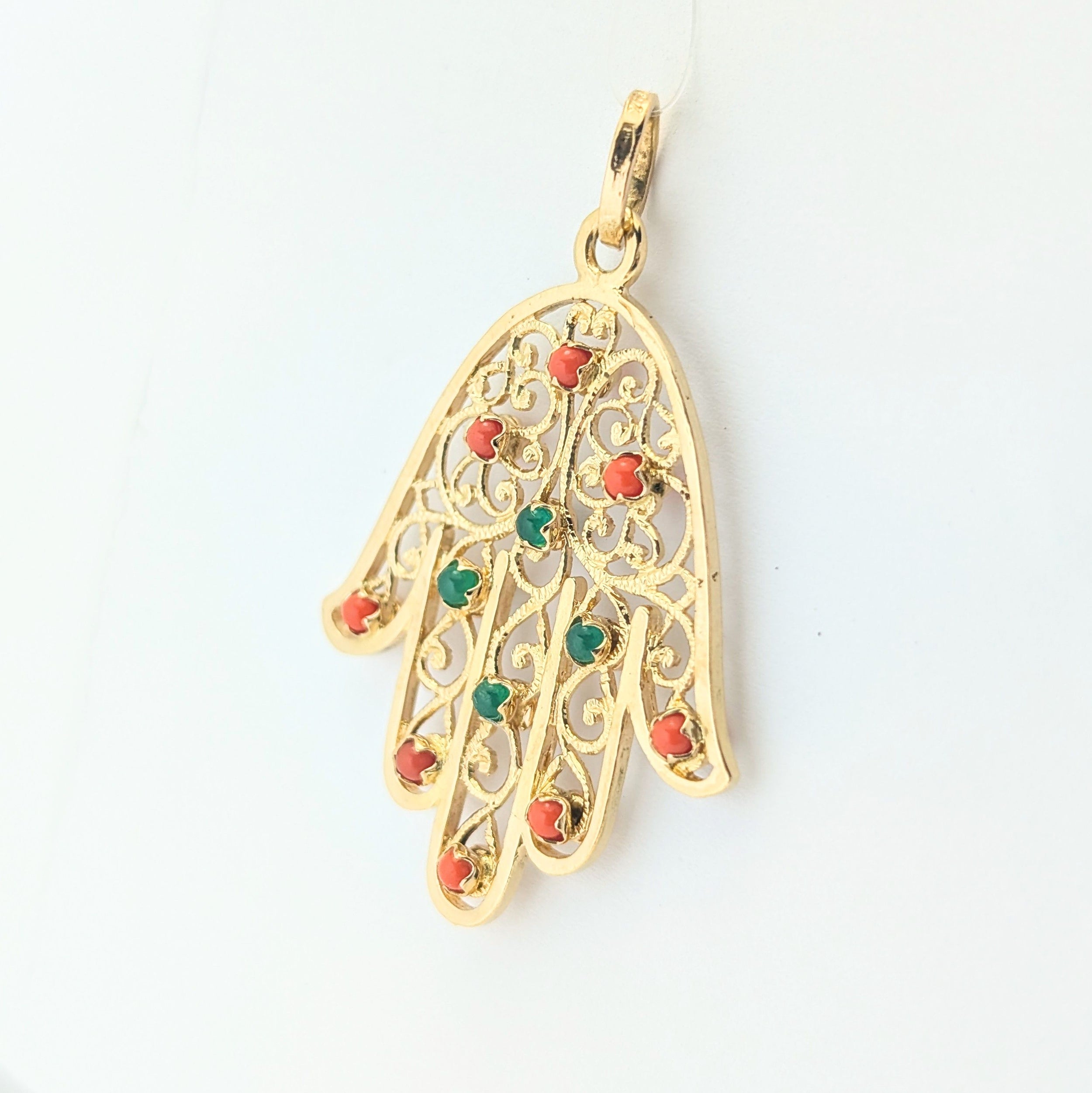 Pendentif main en or jaune corail et calcédoine