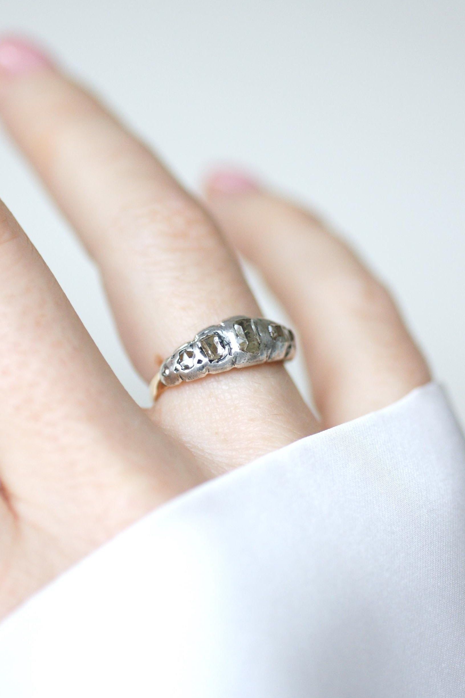 Bague jarretière en or rose et argent et diamants