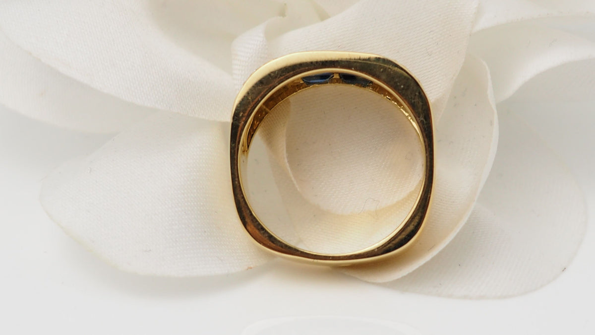 Ring in yellow gold, diamonds and sapphires