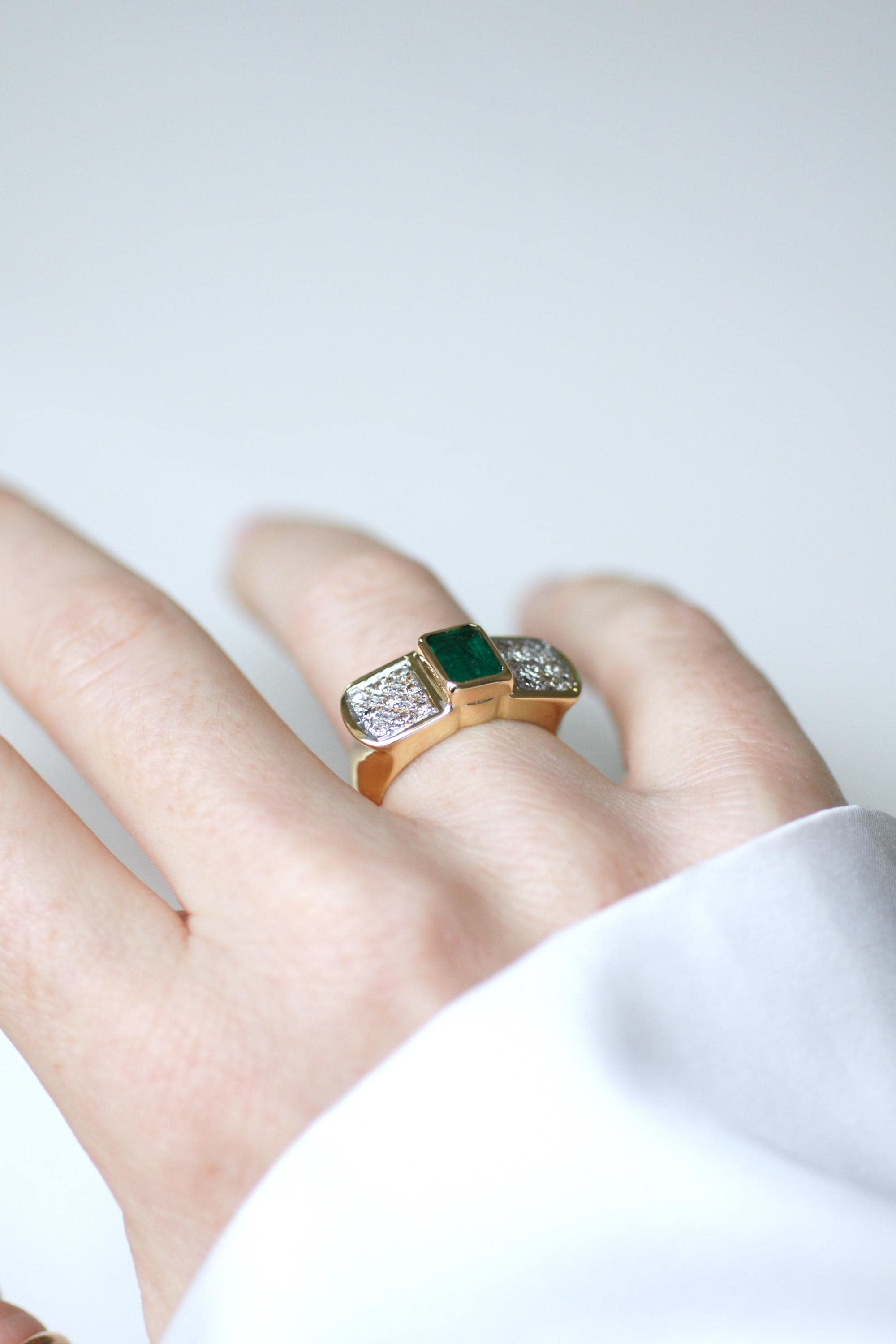Ring Vintage Emerald and diamonds on Yellow Gold