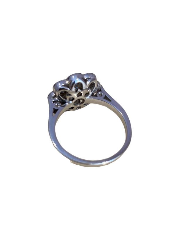 Marguerite ring, in 18k white gold and diamonds 