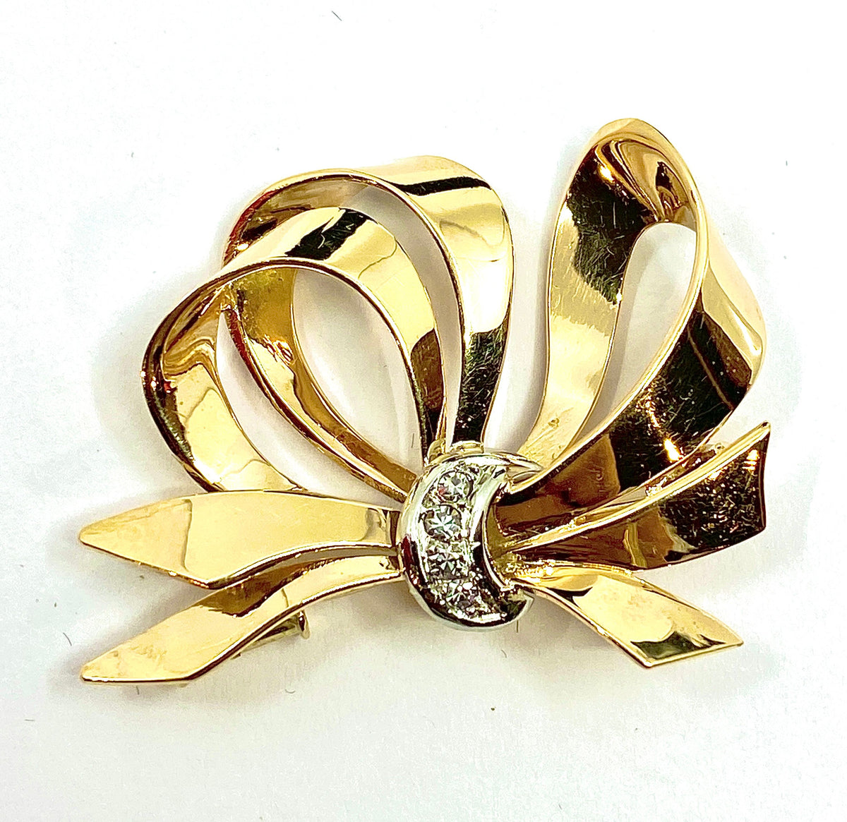 Broche noeud en or et platine et diamants