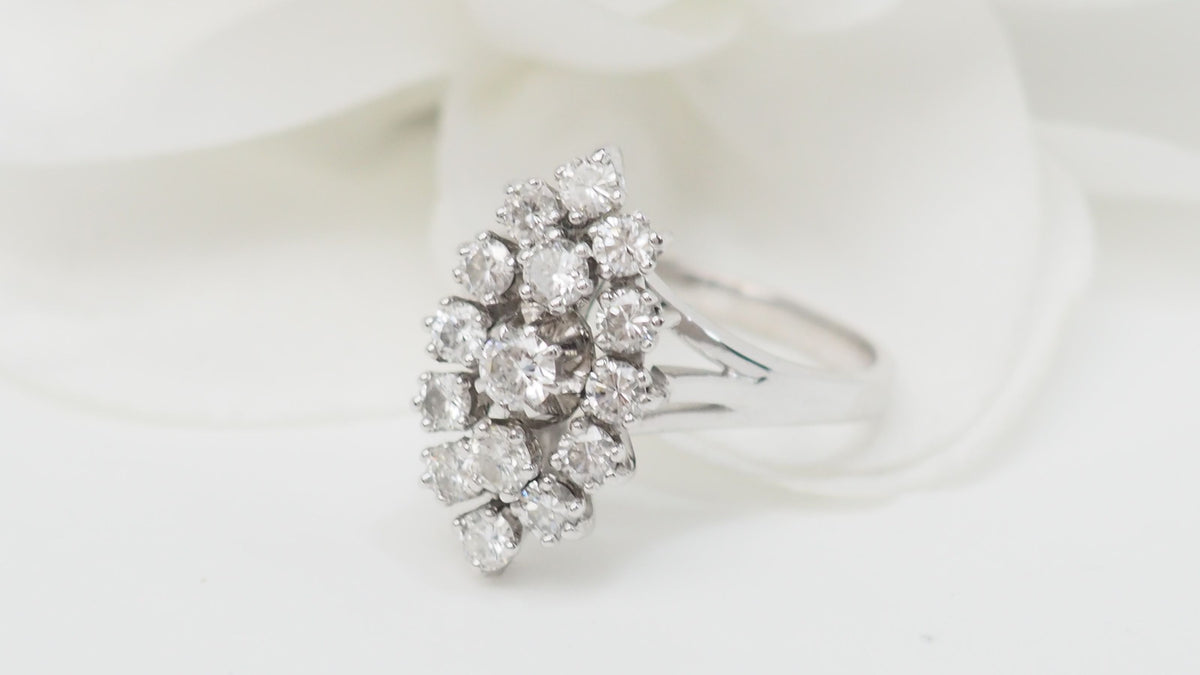 Marquise ring in white gold and diamonds 