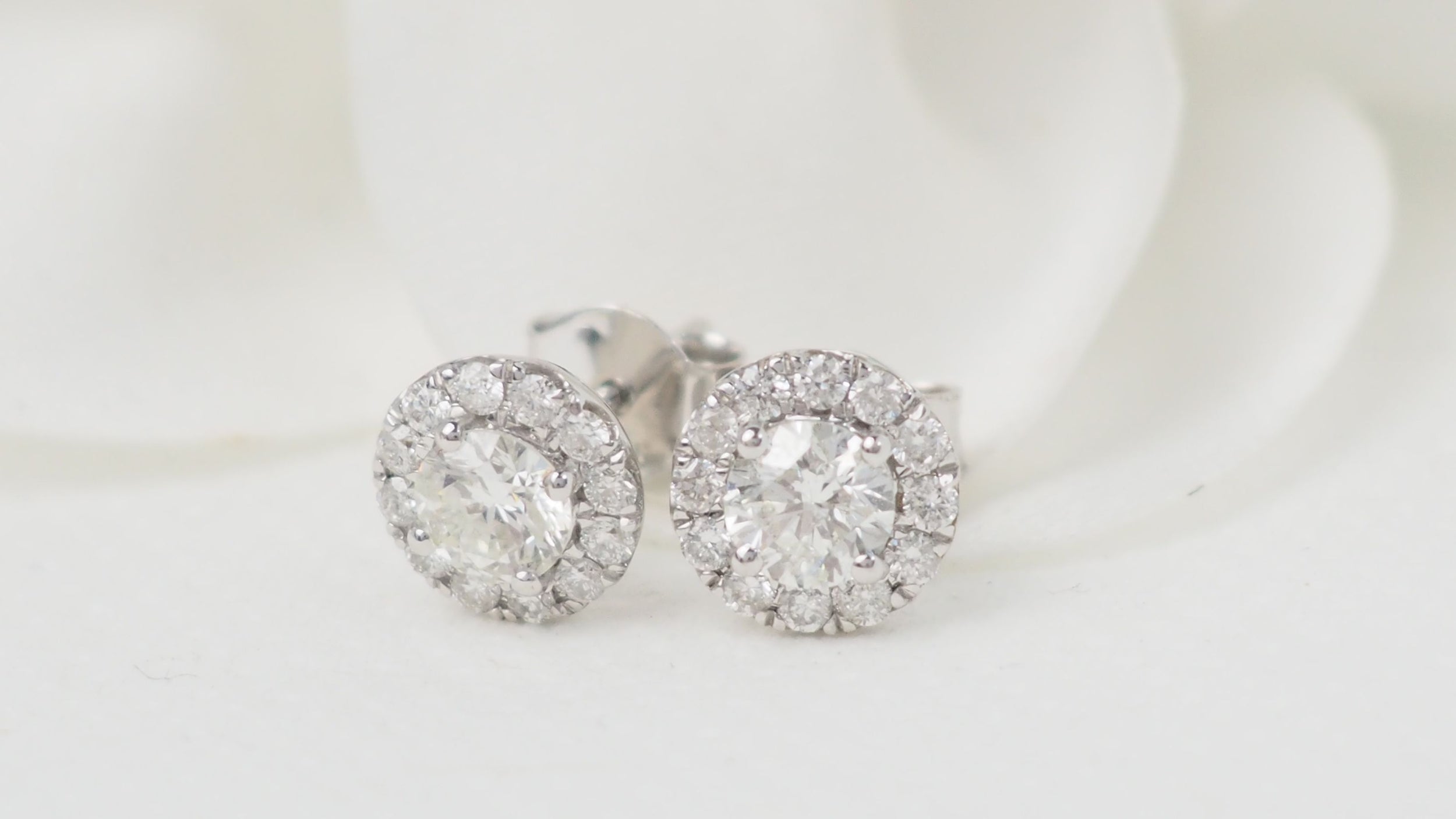 Boucles d'oreilles marguerite en or blanc et diamants