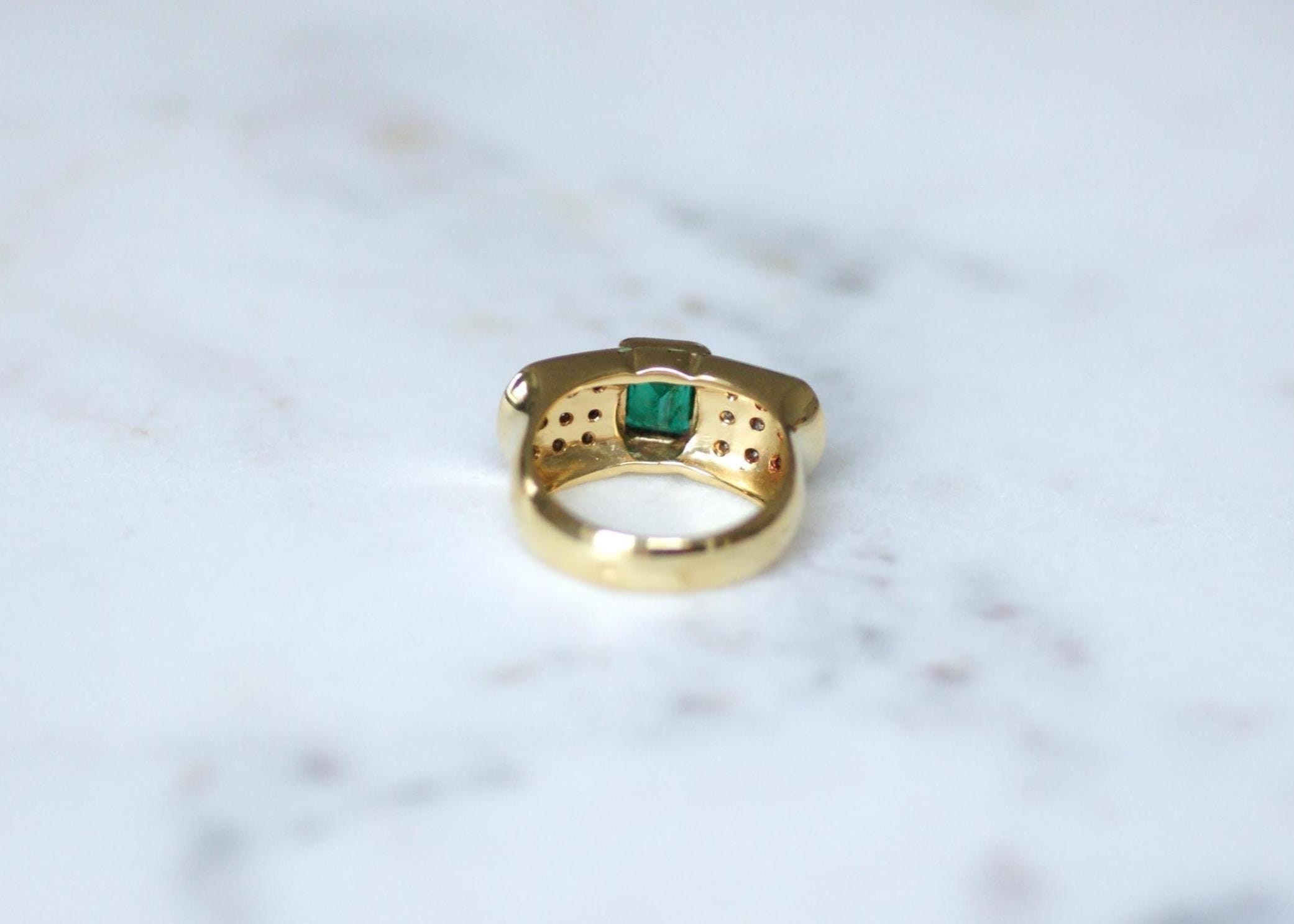Ring Vintage Emerald and diamonds on Yellow Gold