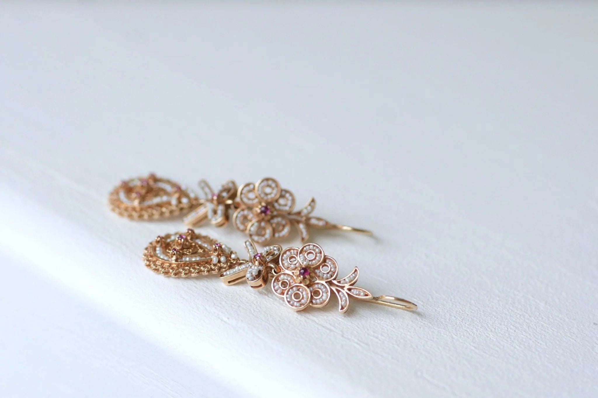 Boucles d'oreilles gouttes, perles et rubis sur or rose