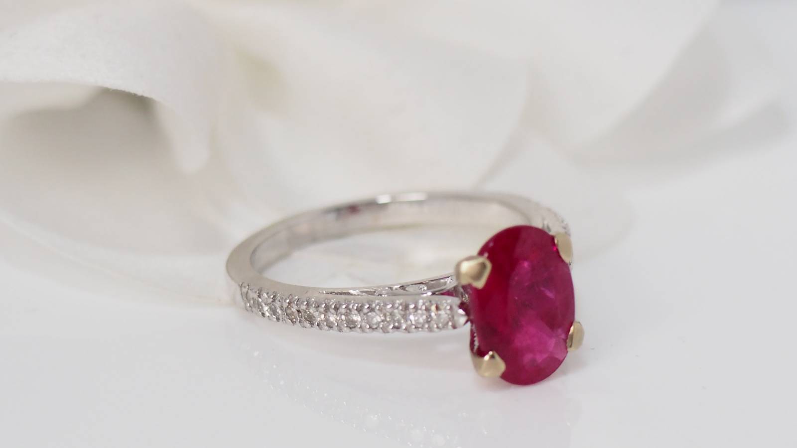 White gold, ruby ​​and diamond ring 