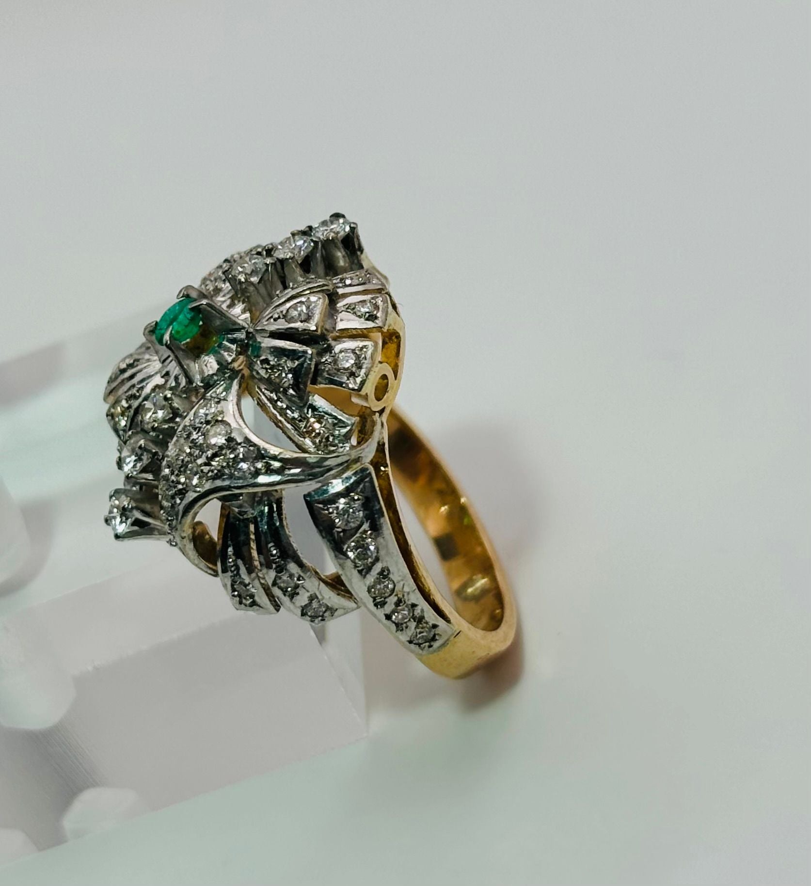 Bague en or jaune et blanc et diamants et émeraude