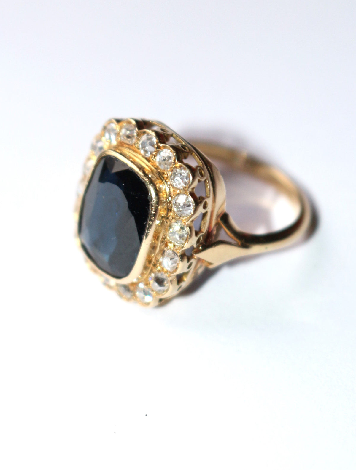 Ring Vintage Yellow Gold Intense Blue Sapphire