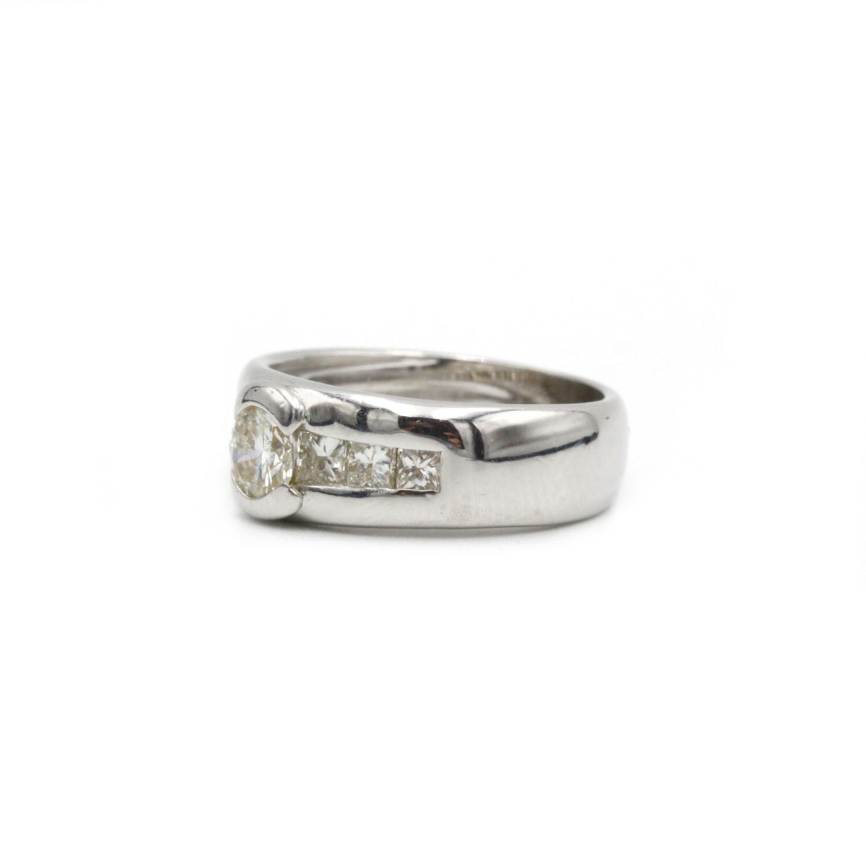 Ring at white gold and diamonds