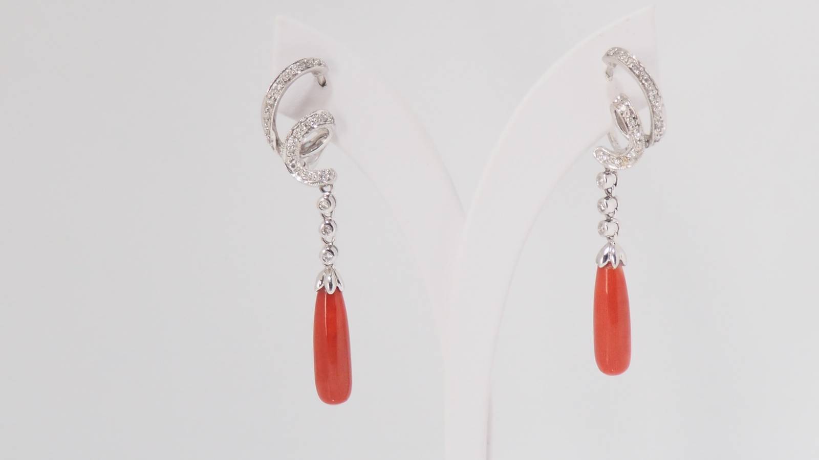 Pendants d'oreilles en or blanc, diamants et corail
