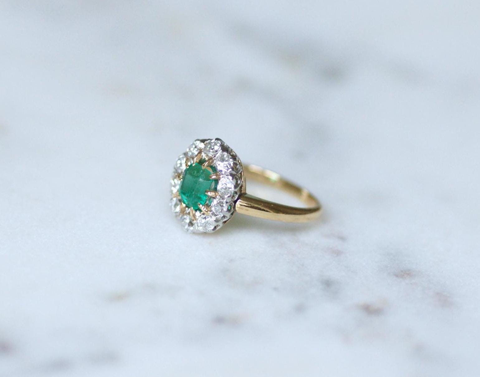 Bague marguerite ancienne en or jaune et argent avec émeraude et diamants